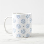 Minimalistischer hellblauer Schneeflocken Monogram Kaffeetasse (Links)