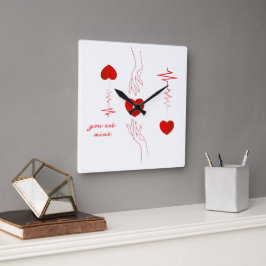 Minimalistischer Herzschlag und Hände Liebestasse  Quadratische Wanduhr