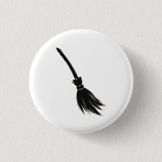 Minimalistischer Hexenbesen – Tuschpinsel-Design a Button (Vorderseite)