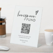 Minimalistischer Honeymoon Fund QR will gut unters Sockelschild (In SItu)