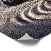 Minimalistischer japanischer Zen-Garten - Raked Gr Poster (Ecke)