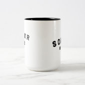 Minimalistischer Kaffee in Schwarz und Weiß Zweifarbige Tasse (Mittel)