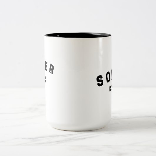 Minimalistischer Kaffee in Schwarz und Weiß Zweifarbige Tasse (Mittel)
