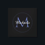 Minimalistischer Kreis moderner Monogramm-Anfangsn Leinwanddruck<br><div class="desc">Minimalistischer blauer Kreis Modernes Monogramm mit blauem Initial- und Weißnamen auf schwarz. Personalisierbarer individuelle Name mit einer Serif,  die auf einer schwarzen Farbe initialisiert wurde.</div>