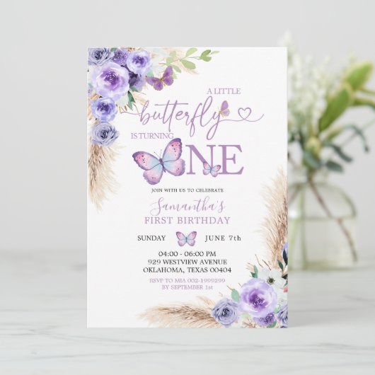 Minimalistischer Lila Schmetterling erster Geburts Einladung (Stehend Vorderseite)