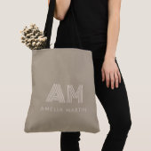 Minimalistischer Luxus Warm Taupe Monogramm Tasche (Von Nahem)
