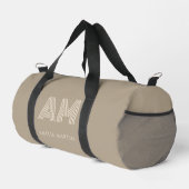 Minimalistischer Luxus Warmes Taupe Monogramm Duffle Bag (Rechte Ecke)