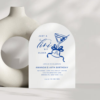 Minimalistischer Martini Chic Blau Geburtstagsboge Einladung