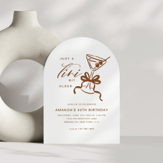 Minimalistischer Martini Chic Brauner Geburtstagsb Einladung