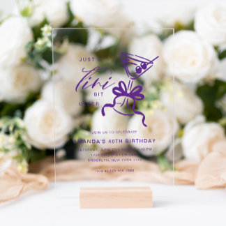 Minimalistischer Martini Chic Violetter Geburtstag Acryleinladungen