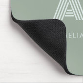 Minimalistischer Matcha-Salbei-Grün-Monogramm Mousepad (Ecke)