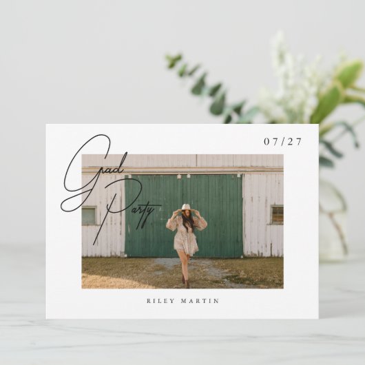 Minimalistischer moderner Abschluss für Skript 4 F Einladung (Stehend Vorderseite)