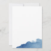 Minimalistischer, moderner Blue Watercolor Splash Einladung (Rückseite)
