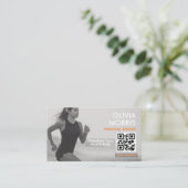 Minimalistischer moderner Fitness-Trainer QR-Code Visitenkarte (Stehend Vorderseite)