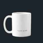 Minimalistischer moderner Individuelle Name, Text  Kaffeetasse<br><div class="desc">Personalisierte Trendy-Tasse mit modernem Text. Fügen Sie Ihr eigenes Foto,  eine Illustration oder ein Grafikelement hinzu,  oder verließ Sie dieses elegante und minimale ästhetische Element. Ein eleganter und klassisch marineblauer Sans-Serif-Schriftart,  der in jedem Schriftart,  jeder Farbe,  ohne Minimum anpassbar ist.</div>