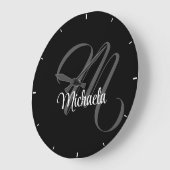 Minimalistischer moderner Monogramm-Anfangsname Große Wanduhr (Winkel)