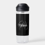 Minimalistischer moderner Monogramm-Anfangsname Trinkflasche<br><div class="desc">Minimalistische moderne Monogramm Anfangsname Schwarz-weiß. Personalisierbarer individuelle Name mit einem kursiven Initial hinter einer schwarzen Farbe.</div>