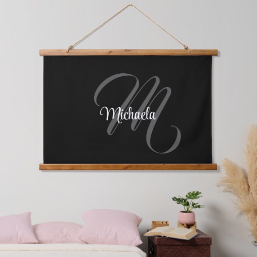 Minimalistischer moderner Monogramm-Anfangsname Wandteppich Mit Holzrahmen (Schlafzimmer)
