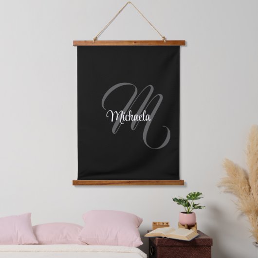Minimalistischer moderner Monogramm-Anfangsname Wandteppich Mit Holzrahmen (Schlafzimmer)