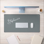 Minimalistischer, moderner, Personalisierter Skrip Schreibtischunterlage<br><div class="desc">Klassische Moderne Gray Minimalistische Personalisierte Script Name Desk Mat. Einfach anpassen,  einfach einen Namen oder einen eigenen Text hinzufügen. Ideal für Zuhause,  Büro,  Wohngestaltung,  Arbeitsplatz,  Kinderzimmer,  zurück zur Uni oder zurück zum Schulgeschenk. Bestelle noch heute!</div>
