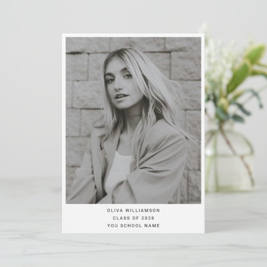 Minimalistischer, moderner weißer Abschluss mit ei Ankündigung (Stehend Vorderseite)