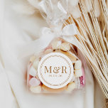 Minimalistischer Monogramm Date Wedding Umschlag A Runder Aufkleber<br><div class="desc">Dieser individuell anpassbare Gefälligkeitsaufkleber oder Umschlag Aufkleber zeichnet sich durch ein elegantes und dennoch modernes Skript aus. Ideal für jede Jahreszeit. Um vorzeitige Änderungen vorzunehmen,  wählen Sie Personalisieren -> Bearbeiten mit dem Entwurfstool.</div>