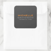 Minimalistischer Name des modernen, grauen, orange Quadratischer Aufkleber (Tasche)