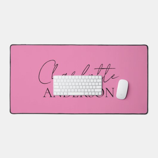 Minimalistischer Name des Monogramms Rosa Schreibt Schreibtischunterlage (Tastatur & Maus)