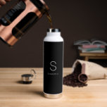 Minimalistischer Name für Schwarze Monogramm Trinkflasche<br><div class="desc">Schwarze monogramm minimalistische Bezeichnung Wasserflasche. Einfach den Text ändern.</div>