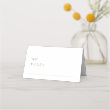 Minimalistischer neutraler Goldtisch