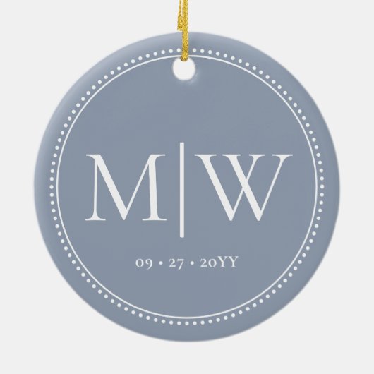 Minimalistischer Newlyweds Monogram Dusty Blue Hol Keramik Ornament (Hinten)