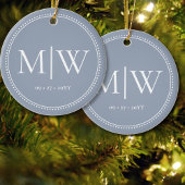 Minimalistischer Newlyweds Monogram Dusty Blue Hol Keramik Ornament