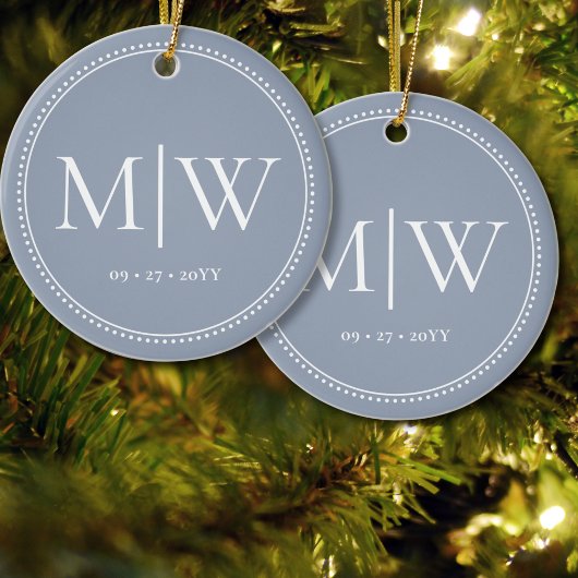 Minimalistischer Newlyweds Monogram Dusty Blue Hol Keramik Ornament