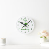 Minimalistischer Niedlicher Happy St Patrick's Day Runde Wanduhr (Zuhause)
