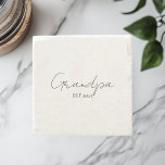 Minimalistischer Opa EST 2025 | Neues Opa-Geschenk Steinuntersetzer<br><div class="desc">Feiern Sie einen zeitlosen Augenblick mit diesem wunderschön gestalteten Grandpa EST 2025 Untersetzer. Dieser elegante und langlebige Marmorklub ist perfekt für den neu beworbenen Großvater geeignet und verfügt über eine handgeschriebene Schrift, die jedem Kaffeetisch, Büro oder Grotte einen besonderen Charme verleiht. Ein nachdenkliches Geschenk für Babyankündigungen, Vatertag, oder nur weil....</div>