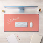 Minimalistischer Personalisierter Skriptname Koral Schreibtischunterlage<br><div class="desc">Stilvolle Minimalistische Personalisierte Script Name Coral Peach Desk Mat. Einfach anpassen,  einfach einen Namen oder einen eigenen Text hinzufügen. Ideal für Zuhause,  Büro,  Wohngestaltung,  Arbeitsplatz,  Kinderzimmer,  zurück zur Uni oder zurück zum Schulgeschenk. Bestelle noch heute!</div>