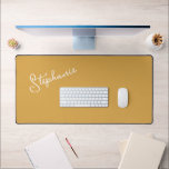 Minimalistischer Personalisierter Skriptname Musta Schreibtischunterlage<br><div class="desc">Moderne Minimalistische Personalisierte Script Name Mustard Gold Desk Mat. Einfach anpassen,  einfach einen Namen oder einen eigenen Text hinzufügen. Ideal für Zuhause,  Büro,  Wohngestaltung,  Arbeitsplatz,  Kinderzimmer,  zurück zur Uni oder zurück zum Schulgeschenk. Bestelle noch heute!</div>