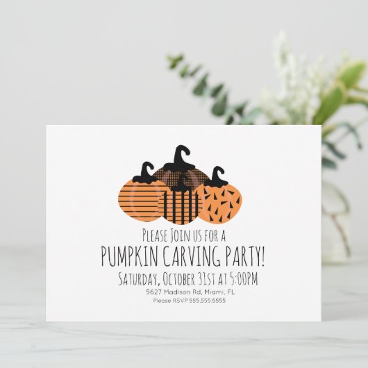 Minimalistischer Pumpkin Carving Geometric Pumpkin Einladung (Stehend Vorderseite)