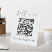 Minimalistischer QR-Code auf Instagram Sockelschild (In SItu)