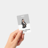 Minimalistischer QR-Code-ID-Karte Graues Foto-Logo Ausweis (Handheld)