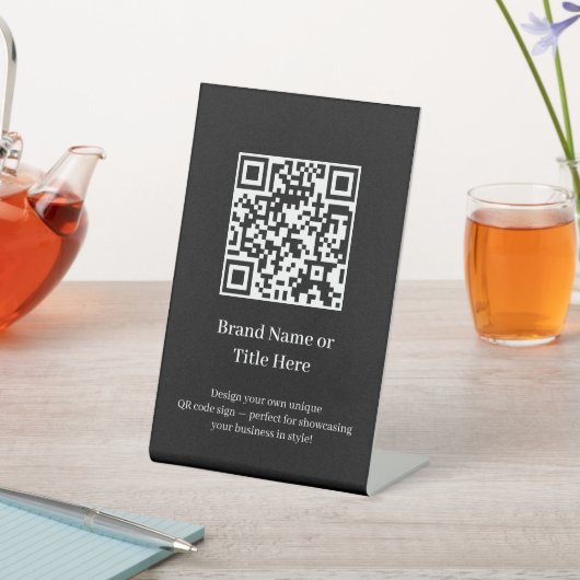 Minimalistischer QR-Code | Modernes, maßgeschneide Sockelschild (In SItu)