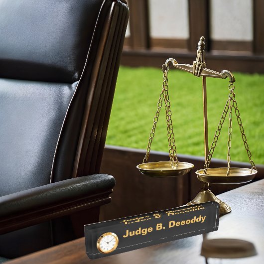 Minimalistischer Richter Black-Namplate mit Uhrwer Namensplakette