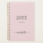 Minimalistischer rosa Monogramm Name 2023 Planer<br><div class="desc">Girly Feminine Minimalistisch Simple Clean Blush Pink Monogram Name Signature Script Custom Personalisiert 2023 oder jedes Jahr Planer. Dieses Design mit Ihrem Vornamen in einem hübschen handgeschriebenen Stil Swash Schwanz Schriftart Signatur Typografie (oder Kalligrafie) auf staubigen rosa oder hellpastellfarbenen Hintergrund. Diese sind einfach zu anpassen. Große stilvolle weibliche Geschenke zum...</div>