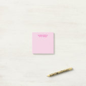 Minimalistischer rosa trendiger personalisierter N Post-it Klebezettel (Auf Schreibtisch)