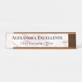 Minimalistischer, rosafarbener Marmor Schreibtischnamensplakette (Vorderseite )