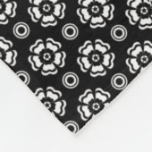 Minimalistischer Schwarz-weißer Mixed-Muster-Stil Fleecedecke (Ecke)