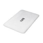 Minimalistischer Schwarz-weißer Name der benutzerd Badematte (Schrägansicht)