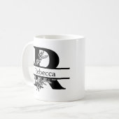 Minimalistischer schwarzer floraler Anfangsbuchsta Kaffeetasse (Vorderseite Links)