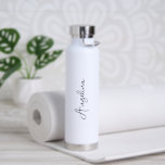 Minimalistischer Skriptname Einfaches Elegant Trinkflasche<br><div class="desc">Moderne Schwarz-Weiß-Flasche mit schlichtem und minimalistischem Design in elegantem Schriftsatz. Ein niedliches Design perfekt für ein Mädchen.</div>