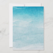 Minimalistischer Sommer Blue Ocean Beach Hochzeit Einladung (Rückseite)